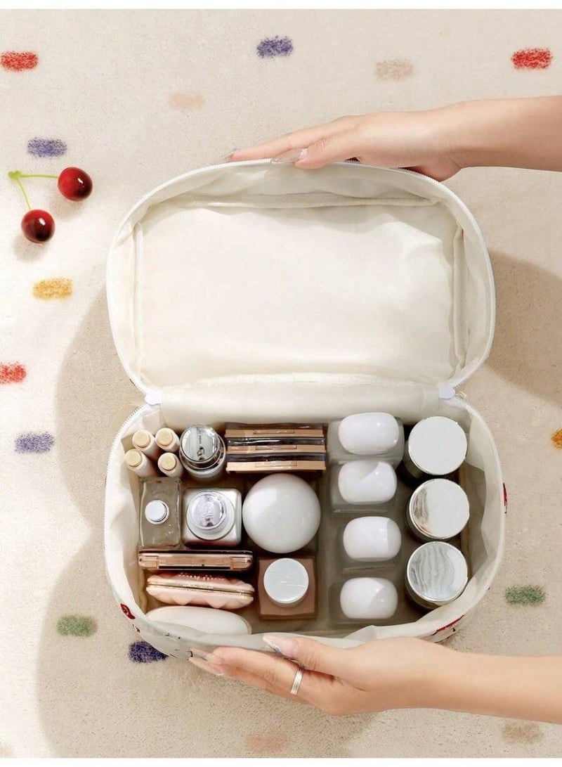 حقيبة تخزين مكياج كبيرة بطبعة الكرز – منظم مستحضرات تجميل مبطّن بسحاب – حقيبة متعددة الاستخدامات للسفر والمنزل – تصميم لطيف وسهل الحمل - Image 2